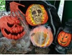 Halloween dýně v pavoučí síti s LED lebkou, 25 cm