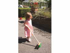 Bigjigs Toys Zahradní metlička s dlouhou násadou zelená