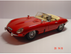 Bburago BBU 1:24 Jaguar XKR-S bílá 21063W 02696