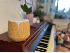 Aroma difuzér s bluetooth reproduktorem a osvětlením Airbi SONIC - světlé dřevo