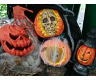 Halloween dýně v pavoučí síti s LED lebkou, 25 cm