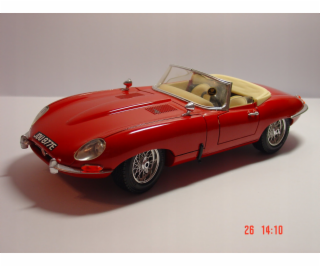 Bburago BBU 1:24 Jaguar XKR-S bílá 21063W 02696
