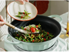 Mellow Yellow BUYDEEM Smaltované hliníkové nádobí se skleněným víkem a funkcí napařování 3,8 l, model CP181, barva příjemně zelenkavá